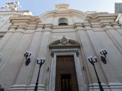 La parte frontale � tripartita, scandita da doppie paraste e sormontata da un cornicione che si incurva al centro a formare un frontone spezzato su cui si erge un fastigio barocco